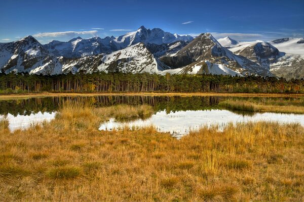 Montañas nevadas junto al lago en otoño