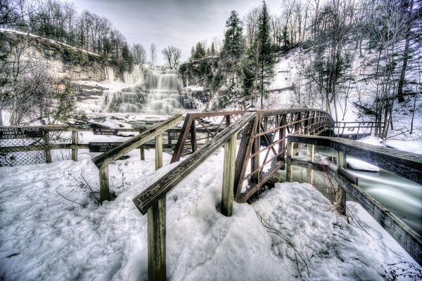 Title Winterbrücke über den Fluss