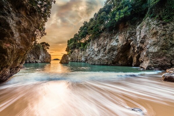 Playa salvaje italiana con arena delicada