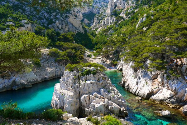 Malerischer Bergfluss in Frankreich