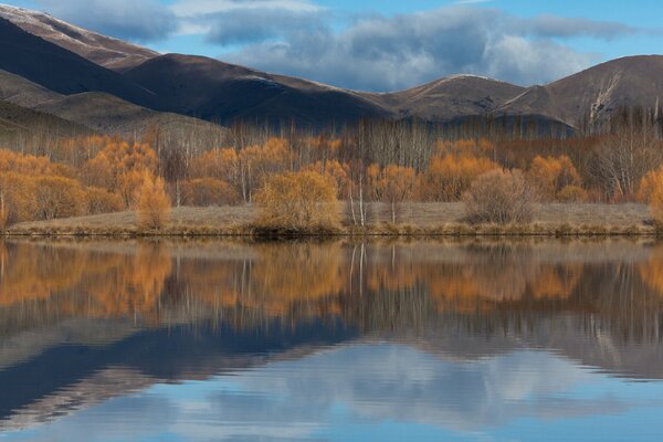 Paesaggio con il riflesso delle montagne nel lago