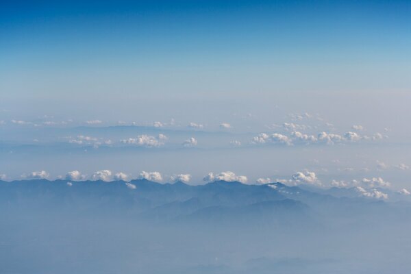 Bezkresne zachmurzone niebo widok z samolotu