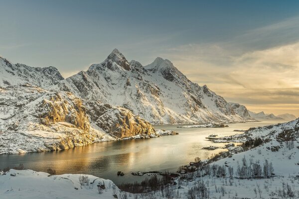 Die schneebedeckten Berge am Rande des Meeres