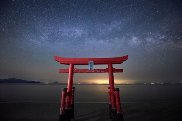 Porta Torii sotto il cielo stellato