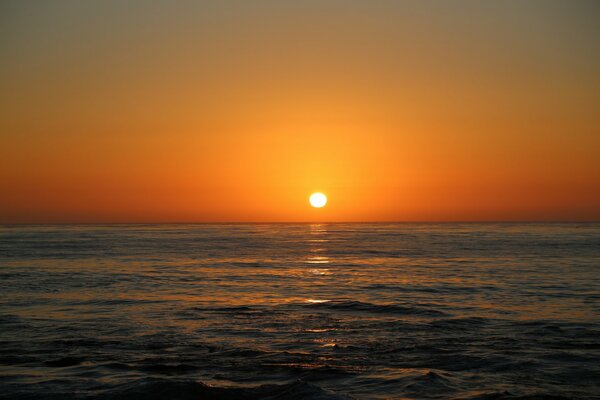 Mer calme sur fond de coucher de soleil