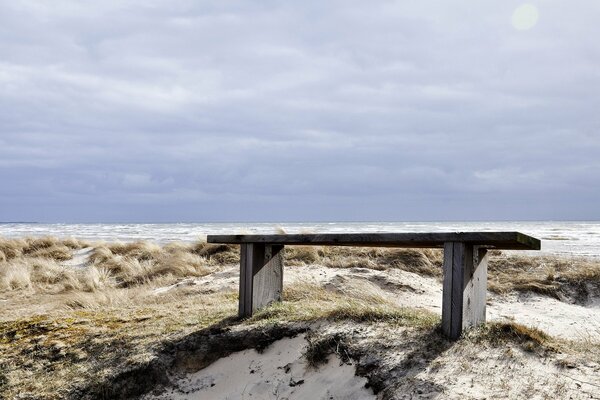 Eine einsame Bank am Sandstrand