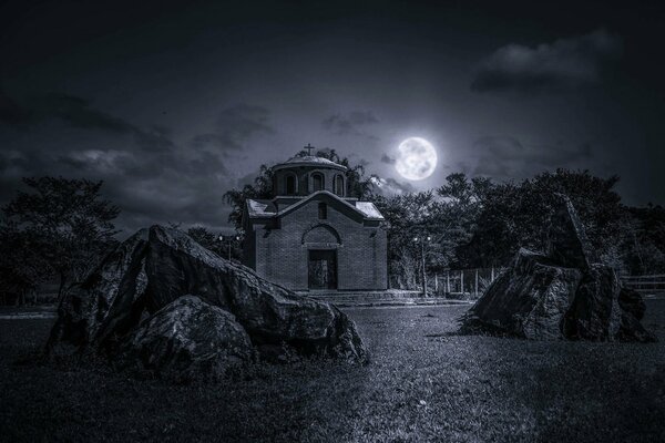 Ночное небо. Церковь под луной. Луна освещает траву