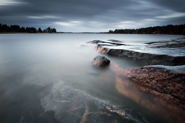 Mare in Svezia pietre nella nebbia