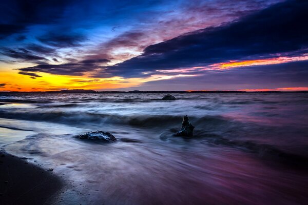 Strand bei Sonnenuntergang. Foto mit langer Belichtung