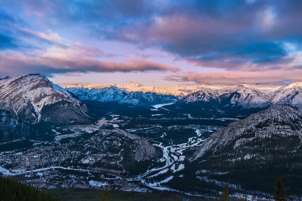 Montagnes comme une mer agitée