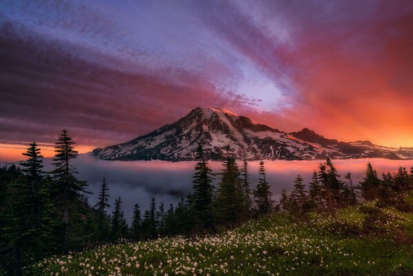 La montaña contra el cielo rojo