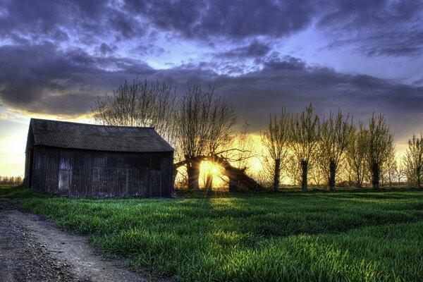 Misteriosa vecchia casa al tramonto