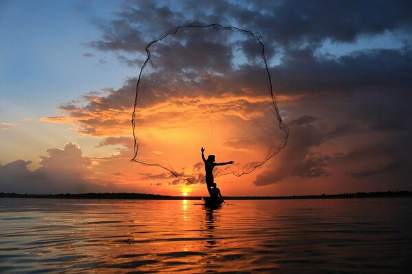 Sieć rybacka na tle zachodu Słońca i morza