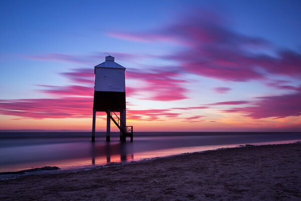 Tramonto rosa in riva al mare