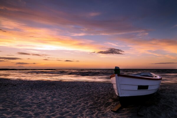 Paysage de bateau sur fond de coucher de soleil