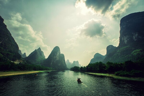 The river flowing between the rocks