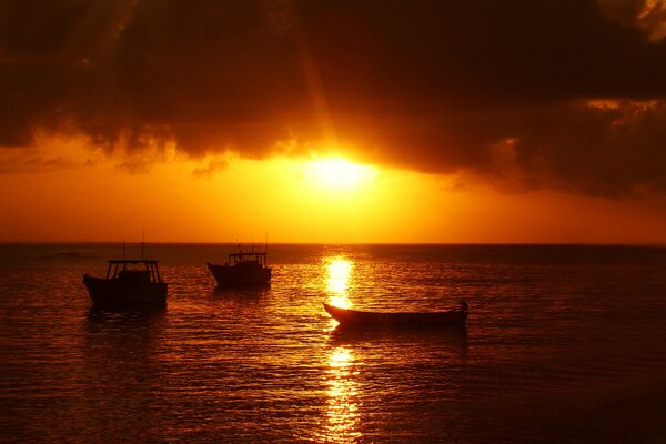 Roter Sonnenuntergang am Meer mit Booten