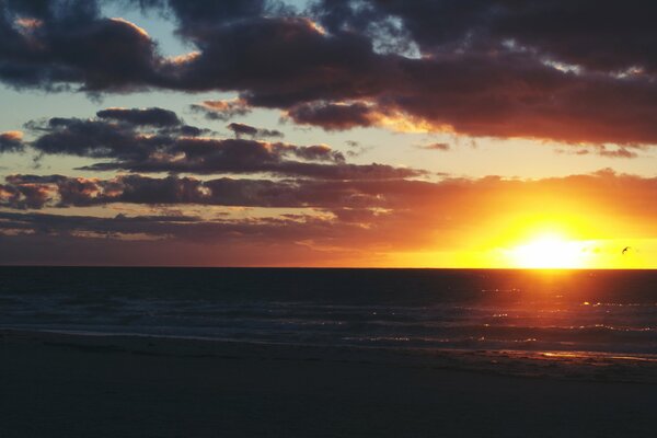 Sunset on the sea. Bright horizon. Waves at sunset