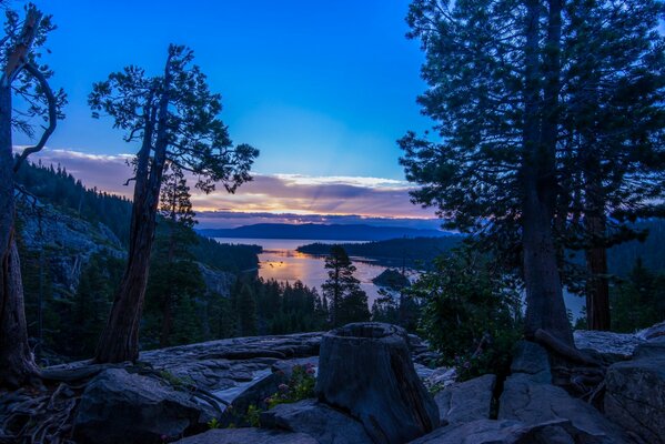 Excelente amanecer en el estado de California en el lago Tahoe