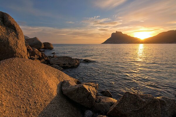 Hermosos paisajes. Puesta de sol en el mar. Montañas cerca del mar