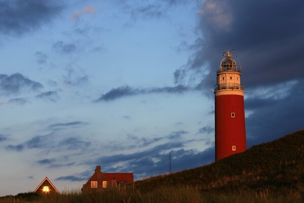 Faro al atardecer contra el cielo