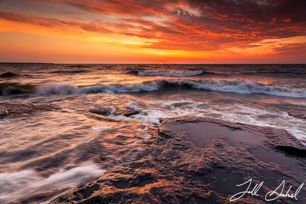 Photo with an excerpt of the undulating sea at sunset