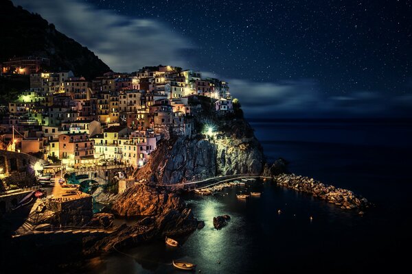 Une ville fabuleuse au bord de la mer