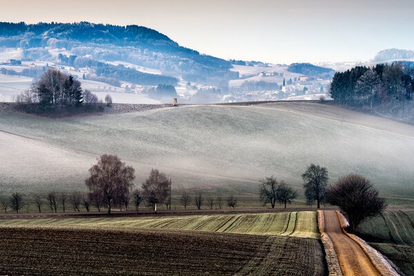 Campi e colline D Italia. Paesaggi D Italia. Città nella nebbia