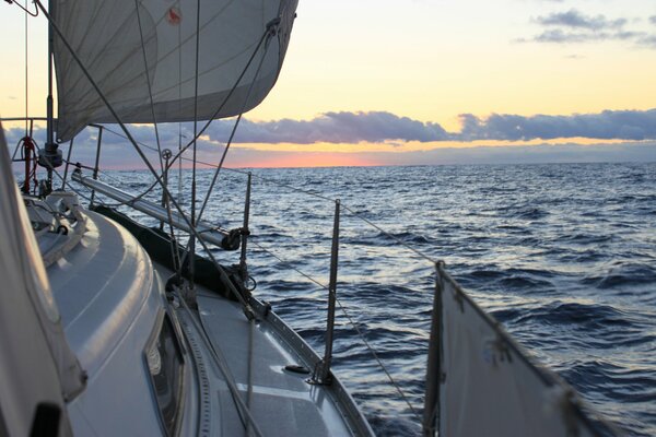 Paseo en barco con vela