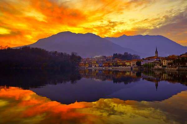 Reflejo de la ciudad de la tarde en los rayos del atardecer