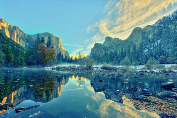 Paysage de montagne se reflète magnifiquement dans le lac