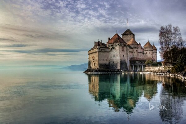 Zamek Chillon nad brzegiem Jeziora Genewskiego