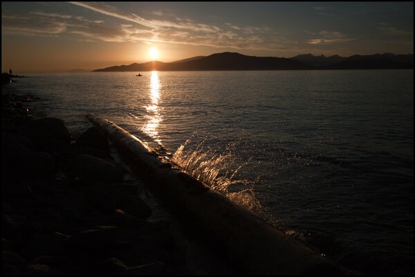 Bellissimo tramonto sulla costa del mare