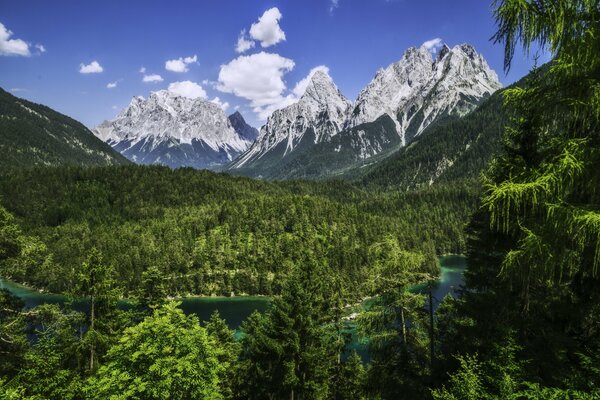 Cordillera Wetterstein en los Alpes en Baviera