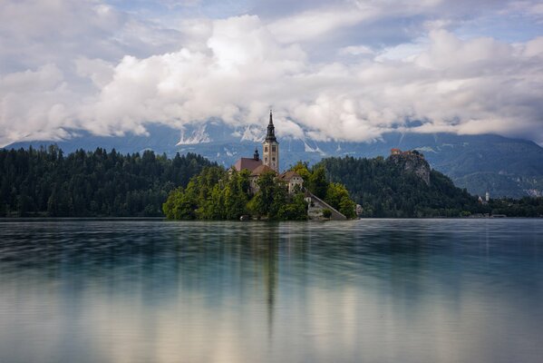 Église au milieu du lac