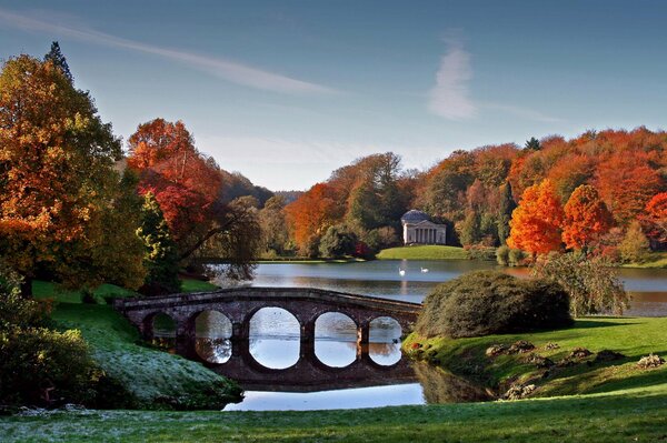 La belleza del otoño junto al lago