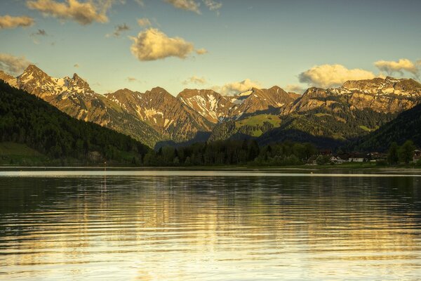 Paysage de montagne avec lac dans la soirée