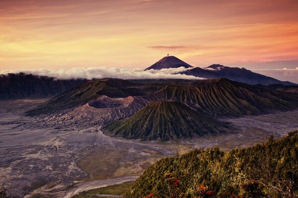 Hermoso volcán en Indonesia bajo las nubes