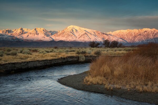 Maravilloso río en un valle de montaña