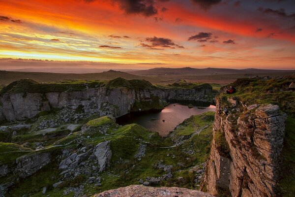 Montañas belleza de la naturaleza en medio de la puesta de sol