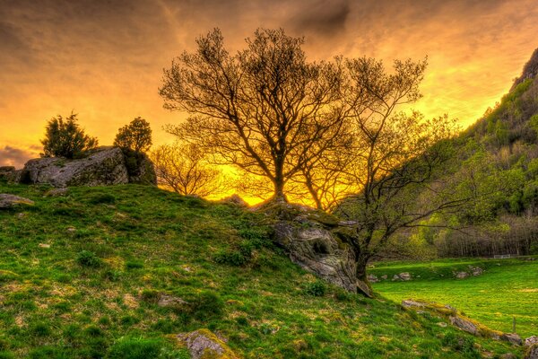 Der Himmel und sein feuriger Sonnenuntergang