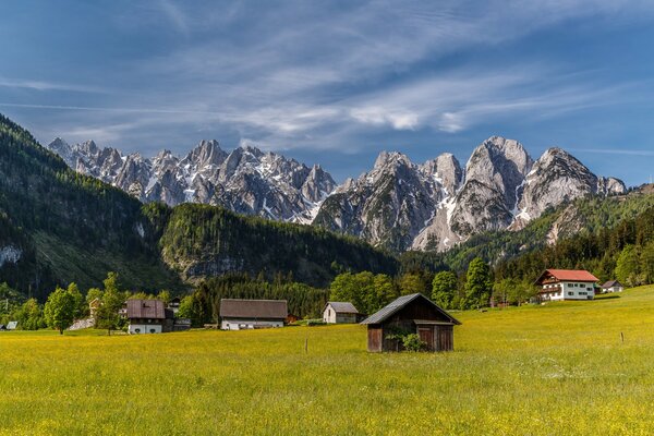 Un pueblo austriaco en un valle a lo largo de las montañas