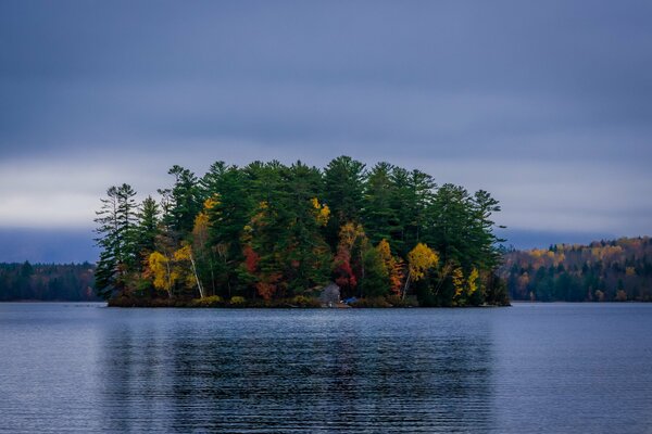 Un isola misteriosa sotto un cielo nuvoloso e autunnale