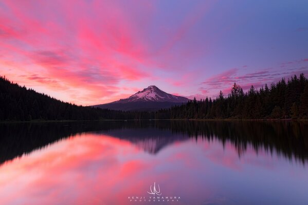 El cielo rojo se refleja en el agua