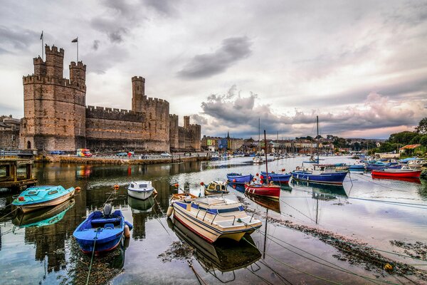 Boote im Hafen bei Carnarvon Castle in Wales