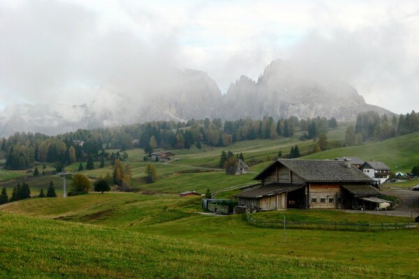 La nebbia si avvicina alla casa solitaria