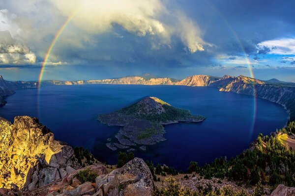 Double arc-en-ciel sur un lac volcanique