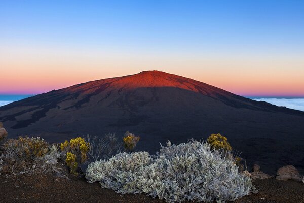 Wulkan Piton de la Fournaise w Regneillon o świcie