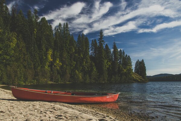 Bateau rouge sur la plage de sable