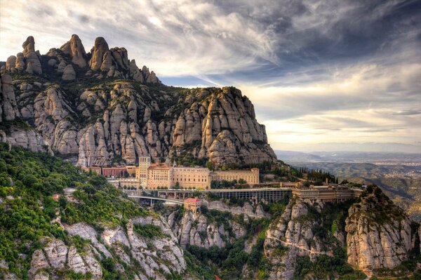 Monastère de Barcelone sur fond de montagnes